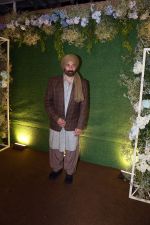 Sunny Deol pose for camera after the sangeet function on 16 Jun 2023 (1)_648d720bc03d4.jpeg