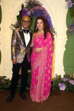 Aalim Hakim with wife Shano Hanspal Pose for media at the reception of Karan Deol and Drisha Acharya on 18 Jun 2023 (2)_649068066cc71.jpeg