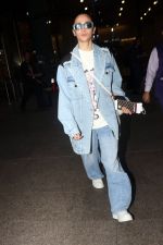 Alia Bhatt dressed in blue jeans jacket and pant seen at the airport on 19 Jun 2023 (13)_64904fcb69361.jpg