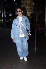 Alia Bhatt dressed in blue jeans jacket and pant seen at the airport on 19 Jun 2023 (14)_64904fca7b0b5.jpg