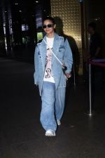 Alia Bhatt dressed in blue jeans jacket and pant seen at the airport on 19 Jun 2023 (16)_64904fc8a440f.jpg