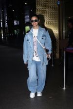 Alia Bhatt dressed in blue jeans jacket and pant seen at the airport on 19 Jun 2023 (17)_64904fc94e7bc.jpg