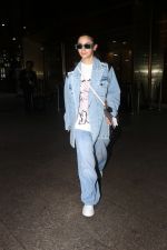 Alia Bhatt dressed in blue jeans jacket and pant seen at the airport on 19 Jun 2023 (8)_64904fbacdcab.JPG
