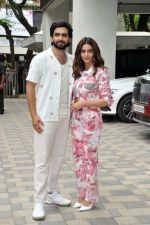 Amaal Mallik and Aamna Sharif pose for the camera at the T-Series office on 19 Jun 2023 (9)_649053dcc8315.JPG