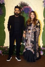 Kapil Sharma with wife Ginni Chatrath Pose for media at the reception of Karan Deol and Drisha Acharya on 18 Jun 2023 (2)_6490680aca30d.jpeg