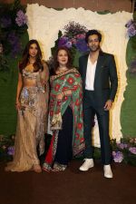 Poonam Dhillon with kids Paloma Thakeria and Anmol Thakeria Pose for media at the reception of Karan Deol and Drisha Acharya on 18 Jun 2023 (3)_649067dcc7857.jpeg