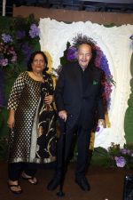 Prem Chopra with wife Uma Chopra Pose for media at the reception of Karan Deol and Drisha Acharya on 18 Jun 2023 (18)_6490676a2f3cf.jpeg