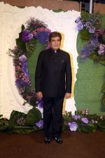 Raj Babbar Pose for media at the reception of Karan Deol and Drisha Acharya on 18 Jun 2023 (1)_6490680db0953.jpeg