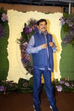 Shatrughan Sinha Pose for media at the reception of Karan Deol and Drisha Acharya on 18 Jun 2023 (2)_649067a96e303.jpeg