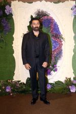 Sunny Deol Pose for media at the reception of Karan Deol and Drisha Acharya on 18 Jun 2023 (9)_6490675e14cfa.jpeg