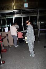 Surveen Chawla at the airport dressed in a light gray camouflage jacket and pant at 11PM on 17 Jun 2023 (5)_64902bc157072.JPG