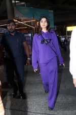 Khushi Kapoor and The Archies cast seen at the airport on 20 Jun 2023 (1)_6491bf5364b44.JPG