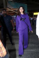 Khushi Kapoor and The Archies cast seen at the airport on 20 Jun 2023 (3)_6491bf5fc7644.JPG