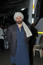 Sunny Deol pose for camera to promote Gadar 2 on the sets of The Kapil Sharma Show on 20 Jun 2023 (3)_6491cfe71977b.JPG