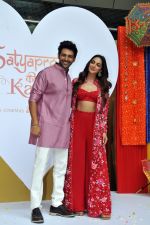 Kartik Aaryan and Kiara Advani promote song launch of Sun Sajni from movie Satyaprem Ki Katha on 21 Jun 2023 (25)_649316af60047.JPG