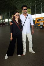 Alia Bhatt in Black and Ranbir Kapoor in white seen at the airport on 22 Jun 2023 (17)_6494217a43051.JPG