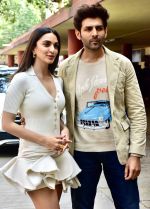 Kartik Aaryan and Kiara Advani pose to promote Satyaprem Ki Katha at Lower Parel on 22 Jun 2023 (13)_64944d63bce9f.jpeg