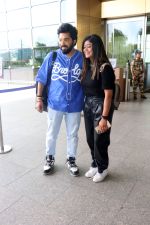 Sachet Parampara duo Sachet Tandon and Parampara Thakur seen at the airport on 22 Jun 2023 (4)_649426821d976.JPG