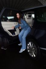 Malaika Arora dressed in Jeans jacket and pant seen at the airport on 24 Jun 2023 (1)_6496e70d526d4.JPG