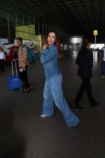 Malaika Arora dressed in Jeans jacket and pant seen at the airport on 24 Jun 2023 (10)_6496e73011483.JPG