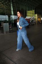 Malaika Arora dressed in Jeans jacket and pant seen at the airport on 24 Jun 2023 (12)_6496e71c2b76f.JPG