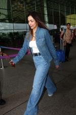 Malaika Arora dressed in Jeans jacket and pant seen at the airport on 24 Jun 2023 (13)_6496e71dafc70.JPG