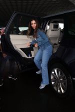 Malaika Arora dressed in Jeans jacket and pant seen at the airport on 24 Jun 2023 (3)_6496e71040b0a.JPG