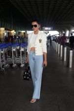 Ruhi Singh seen at the airport in light top and blue jeans on 23 Jun 2023 (10)_64967806261d3.JPG