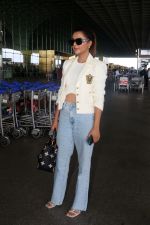 Ruhi Singh seen at the airport in light top and blue jeans on 23 Jun 2023 (2)_649677f7b48d8.JPG