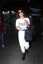 Shilpa Shetty dressed in white seen at the airport on 24 Jun 2023 (3)_6496e852310db.JPG