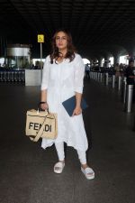 Huma Qureshi dressed in white churidar wearing Balenciaga sandals and Fendi Roma handbag at the airport on 25 Jun 2023 (9)_6497ec4dd10f6.JPG