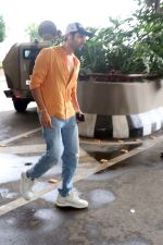 Kartik Aaryan dressed in orange shirt and blue shredded jeans and Dallas Cowboys hat seen at the airport on 25 Jun 2023 (1)_64982182e1694.JPG