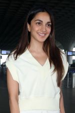 Kiara Advani dressed in a cream top and white pant holding pink Chanel Paris Handbag seen at the airport on 25 Jun 2023 (20)_649820de6f4d7.jpg