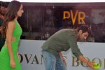 Kartik Aaryan and Kiara Advani promoting Satyaprem Ki Katha advance booking at PVR Box Office Window in Citi Mall on 26 Jun 2023 (37)_649993107bac5.JPG