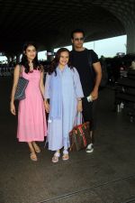 Rohit Roy with spouse Manasi Joshi Roy and daughter Kiara Bose Roy seen at the airport on 28 Jun 2023 (10)_649bc03078d0d.JPG