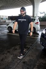 Arjun Kapoor dressed all black seen at the airport on 1 July 2023 (1)_64a0104663bc4.JPG