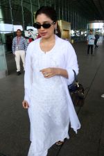 Bhumi Pednekar dressed in white seen at the airport on 1 July 2023 (10)_64a0113f47690.JPG