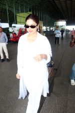 Bhumi Pednekar dressed in white seen at the airport on 1 July 2023 (9)_64a0113d1ec27.JPG