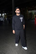 Gippy Grewal seen at the airport heading to Bigg Boss for Carry on Jatta 3 film promotions on 1 July 2023 (10)_64a00f2edee90.JPG