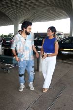 Sachet Tandon and Parampara Thakur seen at the airport on 1 July 2023 (4)_64a002aa5e5fa.JPG