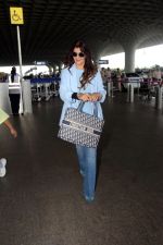Sangeeta Bijlani seen in blue at the airport holding Christian Dior handbag on 1 July 2023 (9)_64a00d9092f99.JPG