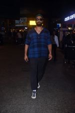 Vicky Kaushal seen in goggles at the airport on wee hours of 2 July 2023 (15)_64a0fca426633.JPG