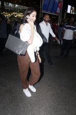 Janhvi Kapoor seen at the airport on 4 July 2023 (7)_64a39130aa822.JPG