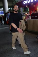 Rohit Shetty seen at the airport on 4 July 2023 (12)_64a4238527683.jpg