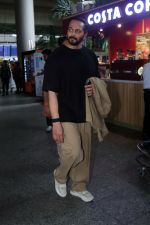 Rohit Shetty seen at the airport on 4 July 2023 (14)_64a4238691ade.jpg