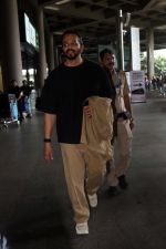 Rohit Shetty seen at the airport on 4 July 2023 (8)_64a423827dce6.jpg