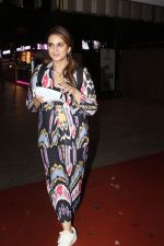 Huma Qureshi seen with colorful attire at the airport on 5 July 2023 (11)_64a4ee9f9a582.JPG