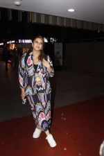 Huma Qureshi seen with colorful attire at the airport on 5 July 2023 (16)_64a4eead732ce.JPG