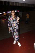 Huma Qureshi seen with colorful attire at the airport on 5 July 2023 (18)_64a4eeb3193ad.JPG