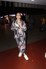 Huma Qureshi seen with colorful attire at the airport on 5 July 2023 (21)_64a4eebb90806.JPG